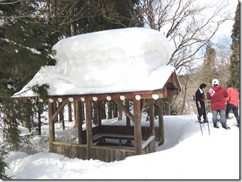 コテージの屋根の雪がすごい（2ｍ！？）