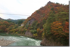 鷹の巣吊り橋付近の紅葉