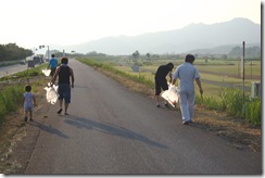 荒川の堤防をゴミ拾い