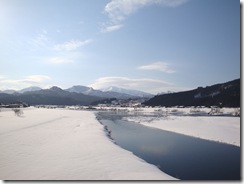 温泉橋より清流荒川上流側を望む