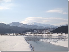 温泉橋より清流荒川上流側を望む（アップ）