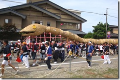高瀬温泉街を通る大蛇パレード
