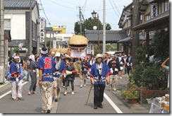 温泉街を通る大蛇