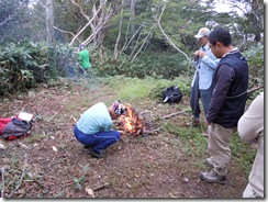 山頂で火をおこす村長