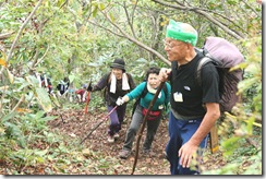村長を先頭に笑顔で登山♪