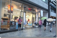 雨の弱まる隙間をみて、外へ出て勧誘しました。