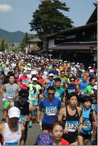 関川マラソン（国重文 渡邉邸前）