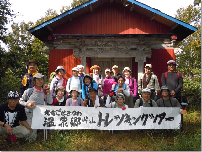 薬師山山頂の神社にて記念撮影