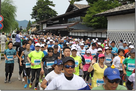 関川マラソン写真（国重文 渡邉邸の前を行く…）